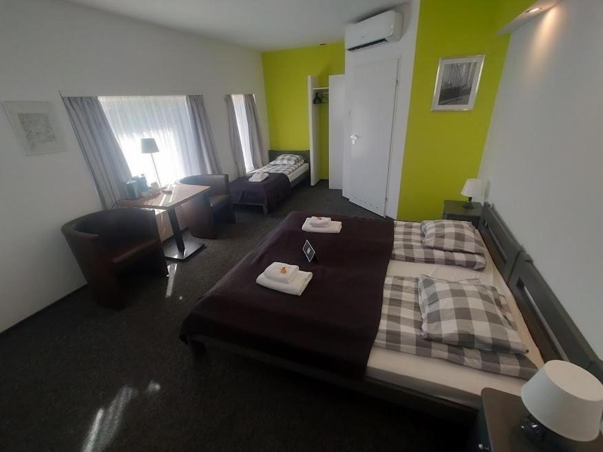 Rj Hotel Pabianice Exteriör bild